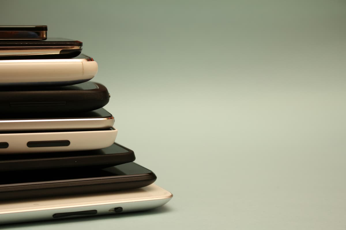Top 8 telefoane mid-range sub 3000 lei în 2026 — care merită banii?