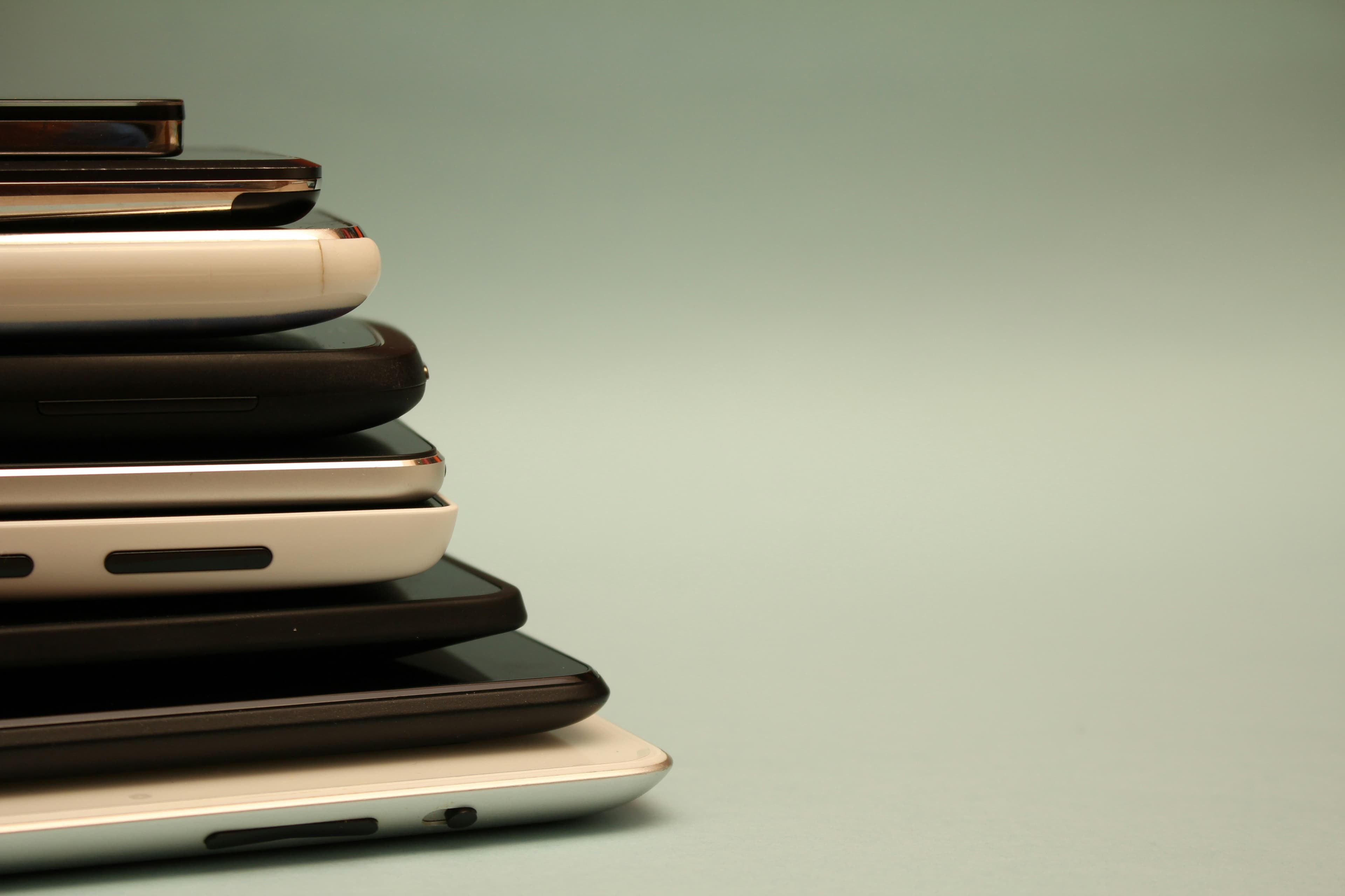 Top 8 telefoane mid-range sub 3000 lei în 2026 — care merită banii?