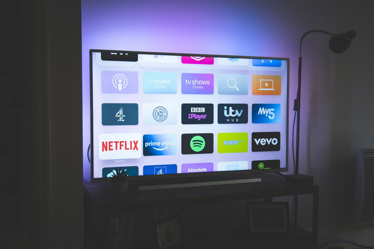 Cele mai bune televizoare sub 2000 lei în 2026 — Ghid complet