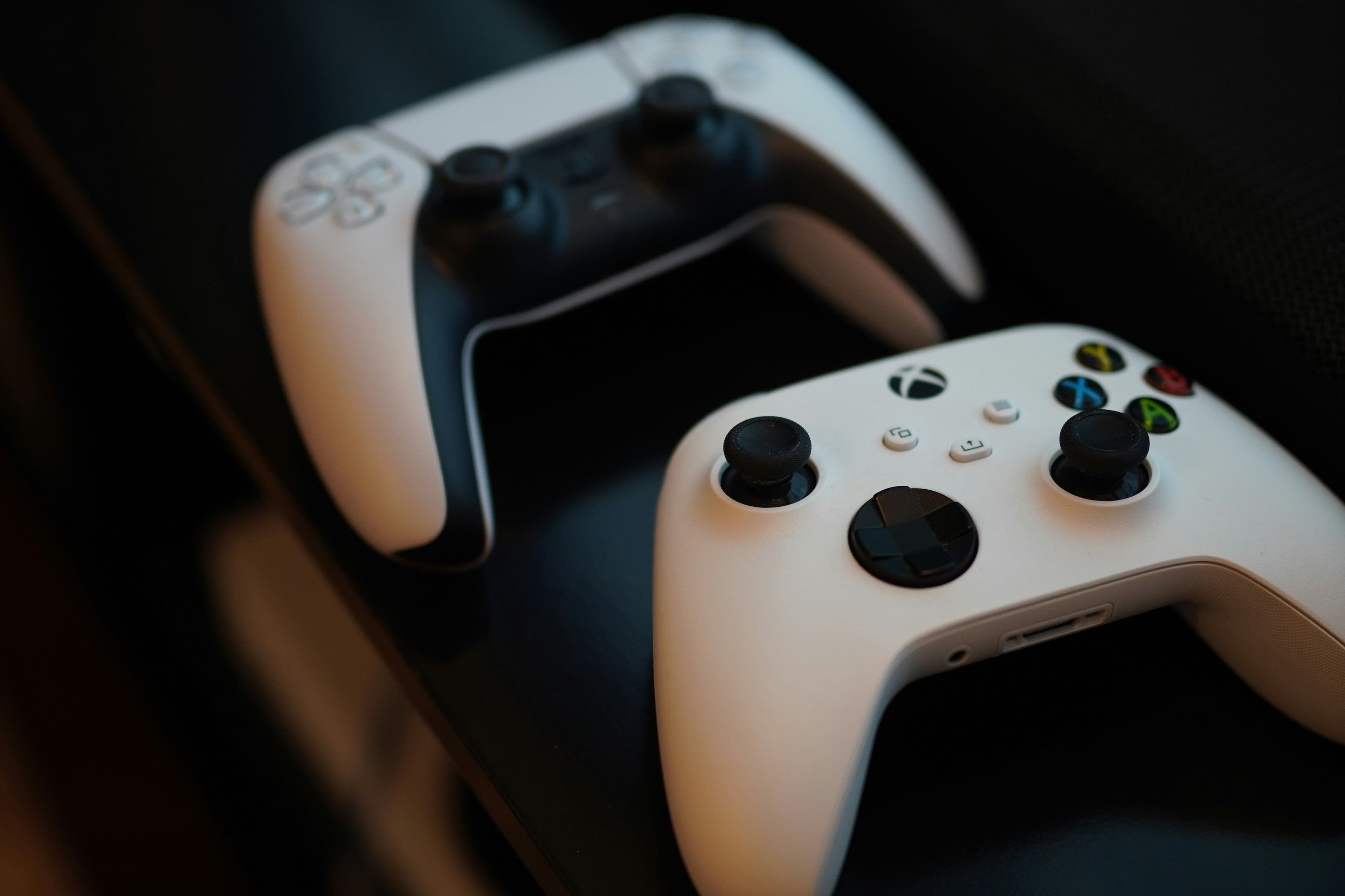 PS5 vs Xbox Series X în 2026 – Care merită cumpărată în România?